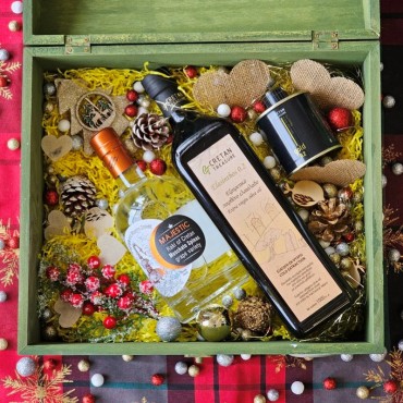 Cretan Treasure Xmas Gift – Wooden chest featuring premium olive oil and single-variety Tsikoudia from Moschato Spinas.